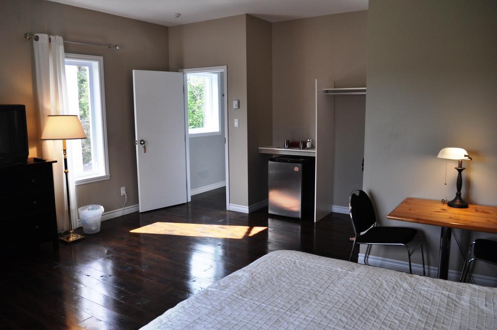 Hotel La Taniere De L'Ours Saint-Donat-de-Montcalm Zimmer foto